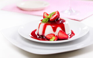 Panna Cotta com calda de morango