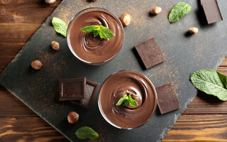 Mousse de chocolate amargo com hortelã