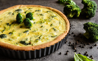 Quiche de brócolis e queijo