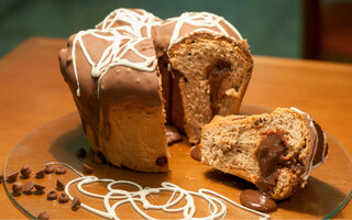 Panettone recheado em camadas com doce de leite