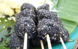 Bolinho de arroz negro com quinoa, frango e queijo vegetal