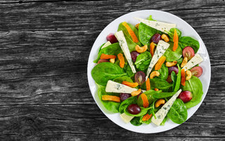 Salada de espinafre, gorgonzola e damasco