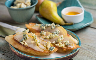 Bruscheta de pera e gorgonzola