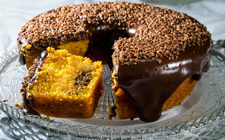 Bolo de cenoura com cobertura de chocolate