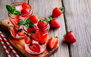 Chá gelado de hibisco com morangos