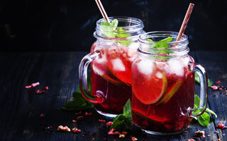 Chá gelado de hibisco com laranjas