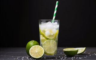 Caipirinha com vinho branco e cachaça