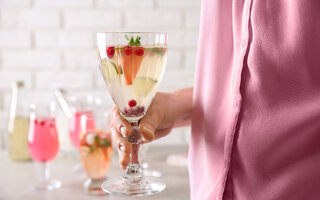 Spritzer com chá de frutas vermelhas