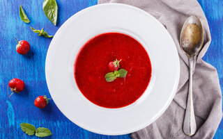 Gaspacho de morango e tomate