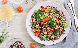 Salada de quinoa e grão de bico