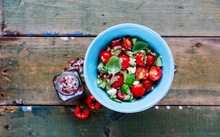 Salada de legumes com queijo feta