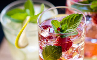 Gin e Tônica com chá de frutas vermelhas