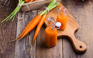 Suco de laranja, cenoura e rabanetes