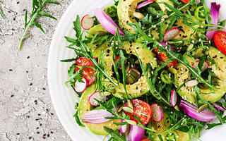 Salada de abacate com rabanete