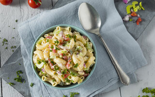 Salada de macarrão com peru