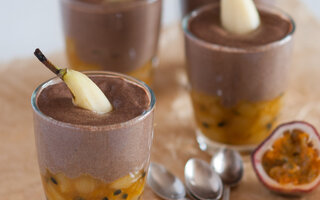 Mousse de chocolate com geleia de maracujá