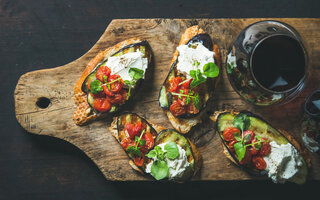 Bruschetta de berinjela e abacate