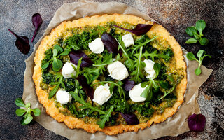 Pizza de mussarela de búfala com rúcula