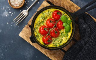 Omelete com rúcula e tomate seco