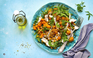 Salada de rúcula com damasco e molho balsâmico