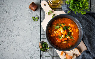 Sopa de frango e grão de bico