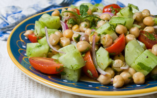 Salada de pepino, berinjela e grão de bico