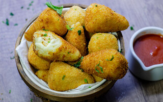 COMER COXINHA NO VELOSO