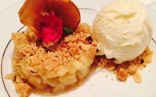 Crumble de maçã com sorvete de banana