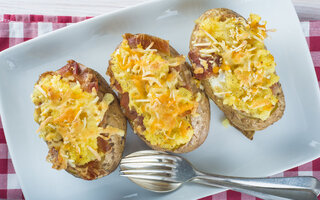 Batata recheada com ovo, queijo e bacon