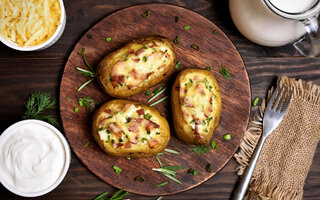 Batata recheada com molho de queijo e bacon