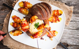 Fondue de queijo dentro do pão italiano