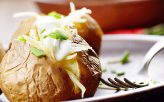 Batata recheada de presunto e queijo