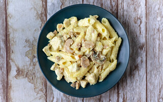 Penne ao molho de champignon e frango