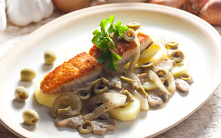 Salmão com molho de champignon