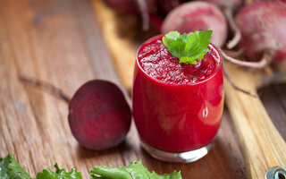 Suco de beterraba, couve e maçã com água de coco