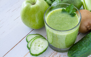 Suco de maçã com pepino