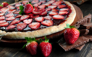 Pizza de chocolate com morango