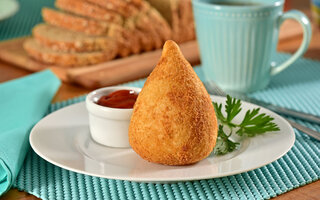 Coxinha de abóbora com carne seca