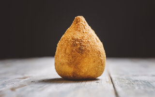 Coxinha de calabresa com azeitona