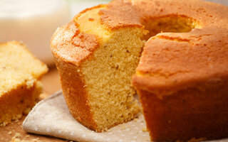 Bolo de fubá com goiabada