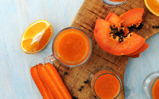 Vitamina de mamão, cenoura e laranja