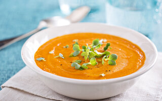 Sopa de cenoura e leite de coco