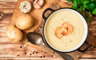 Caldo de batata e alho-poró