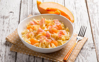 Salada de macarrão, melão e presunto cru