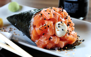 Temaki com cream cheese e cebolinha