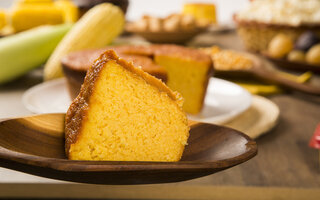 Bolo de fubá com queijo parmesão