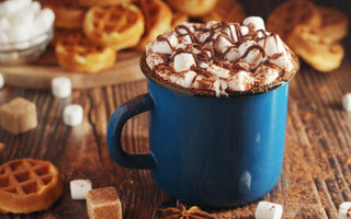 Chocolate Quente com Marshmallow e Pasta de Amendoim