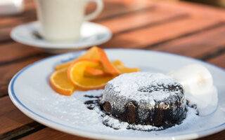 Souflé de chocolate. ameixa e conhaque