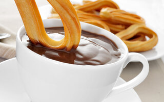 Churros com chocolate quente