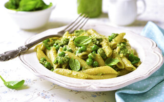 Penne com molho de iogurte e ervilha